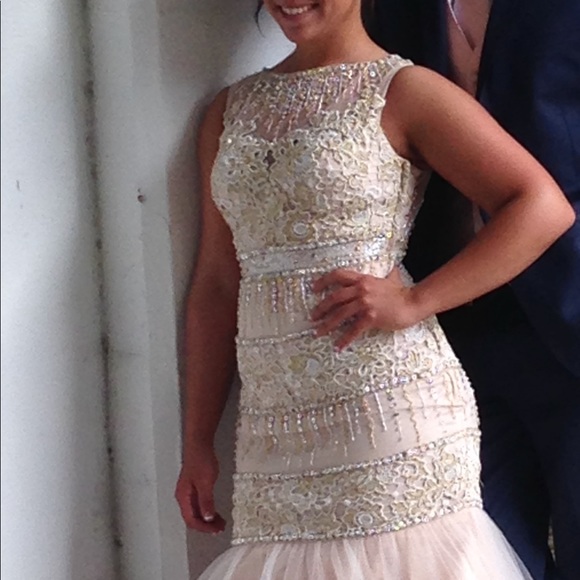 Formal dress - Picture 2 of 3